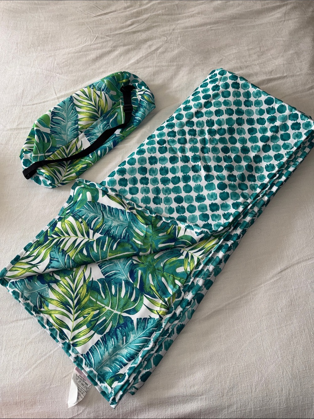 🌴 EUC Isaac Mizrahi Reversible Beach Blanket with Carry Bag – 60” x 70”